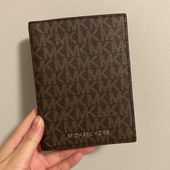 Michael Kors passport holder/wallet - Picture 2 of 4